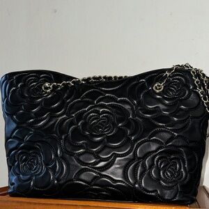 Chic Black Leather Floral Embossed Shoulder Bag